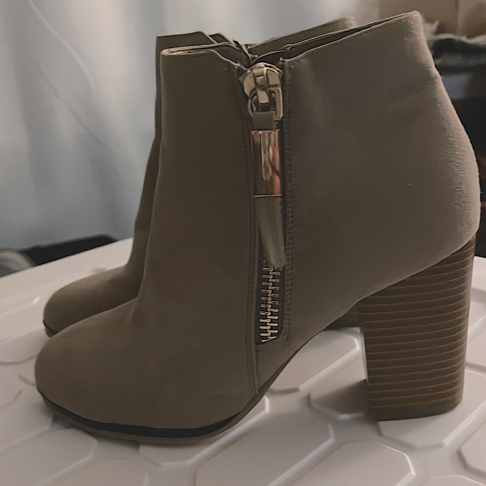 Apt. 9 Tan Ankle Boots with Gold Zipper